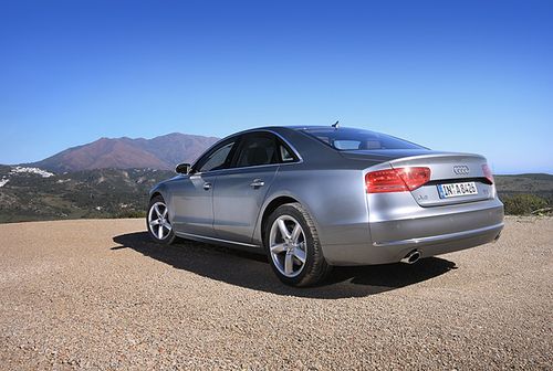 В России цены на новый седан Audi A8 стартуют от 4,5 миллиона рублей за версию с бензиновым мотором 4.2, а топовая модификация с восьмицилиндровым турбодизелем 4.2 будет стоить от 4,75 миллиона рублей. Седаны с трехлитровыми турбодизелями нового поколения, доступные европейцам, на российский рынок поставляться пока не будут