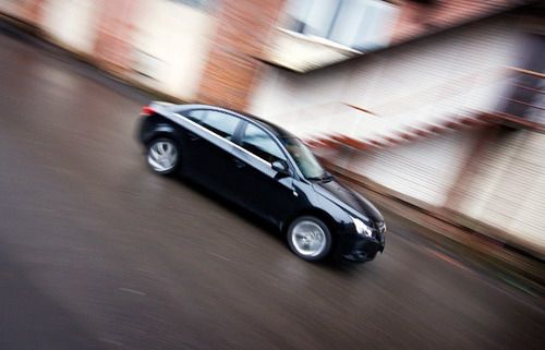 Российский Cruze получил всего два бензиновых двигателя - 109-сильный мотор объемом 1,6 литра и движок объемом 1,8 литра и мощностью 141 лошадиную силу, хотя в Европе успешно продается седан с двухлитровым турбодизелем мощностью 150 "лошадей". Как обещают в "Шевроле", чуть позже появится еще один бензиновый движок - турбированый, объемом 1,4 литра и мощностью 139 лошадиных сил